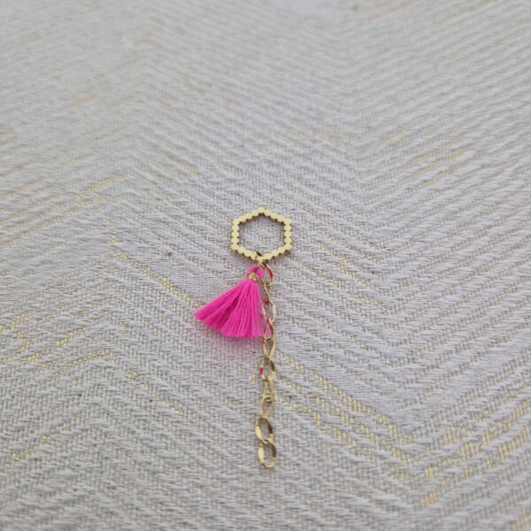 Bedel hexagon met fuchsia kwastje en schakels