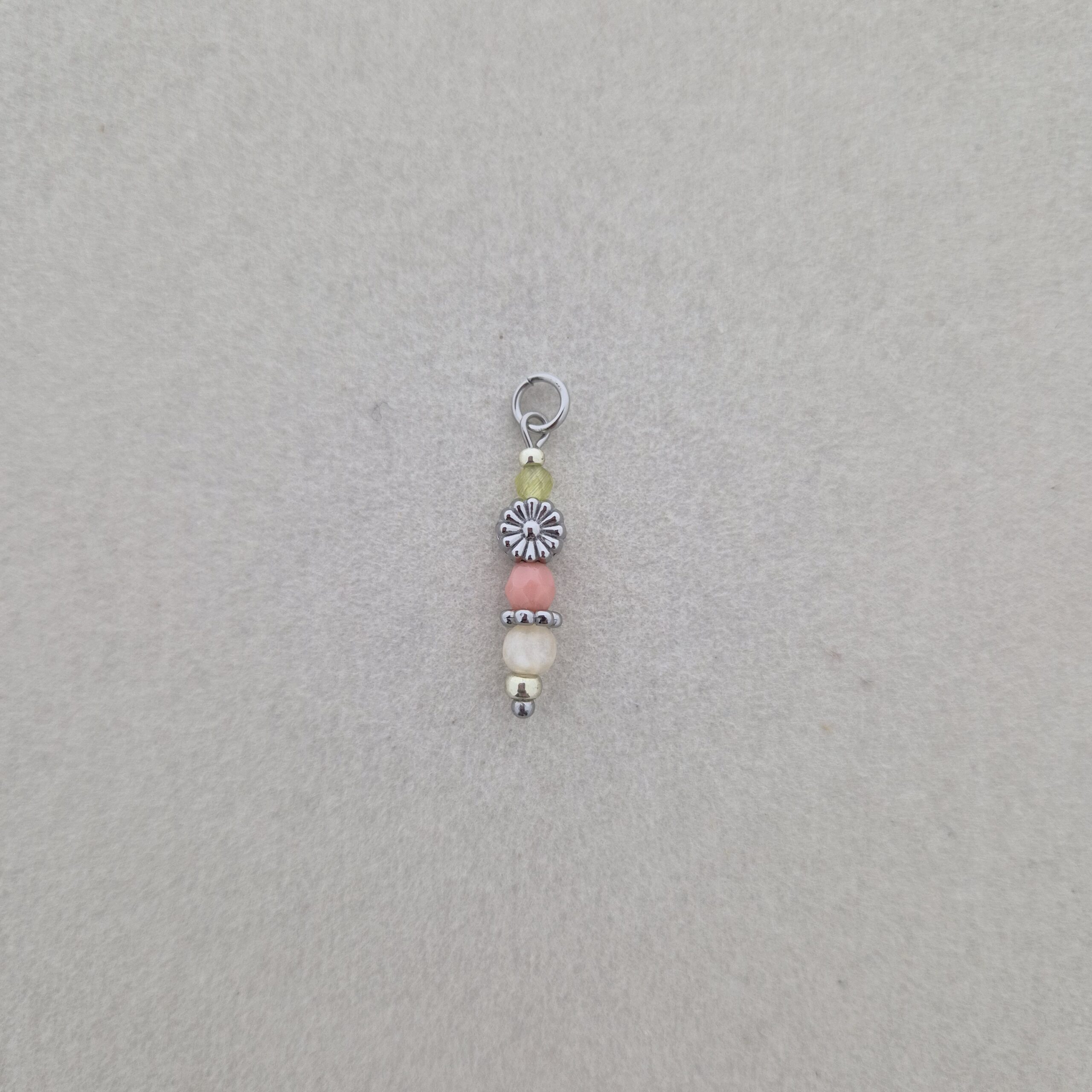 Bedel met bloem en verschillende kraaltjes - Zilver