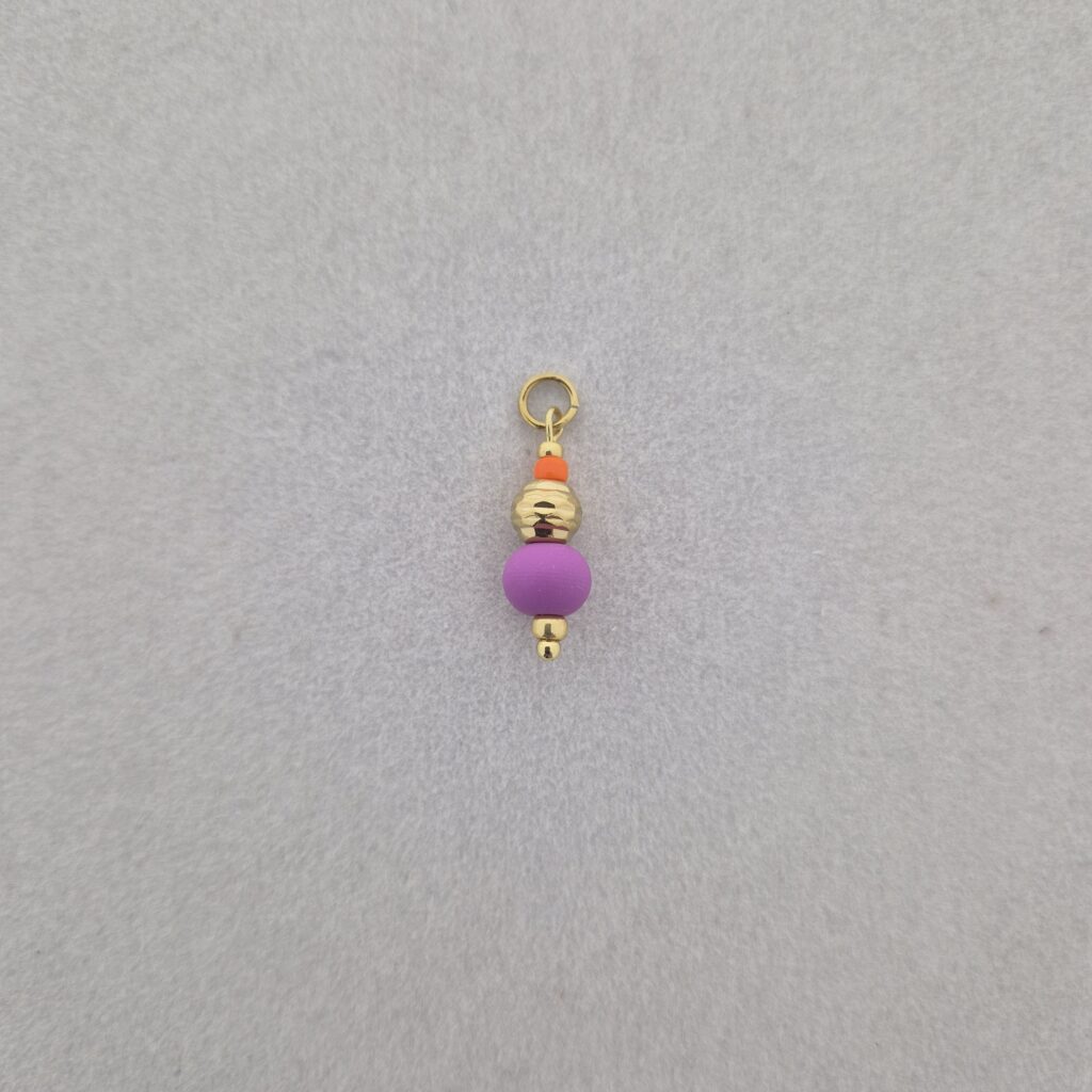 Bedel met fuchsia kraal en bewerkte kraal