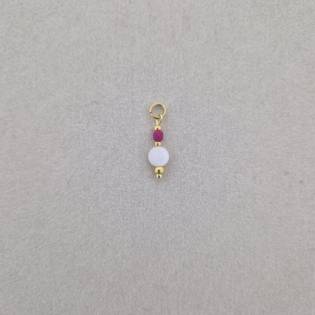 Bedel met ronde schelpkraal en bordeaux facetkraal - Goud