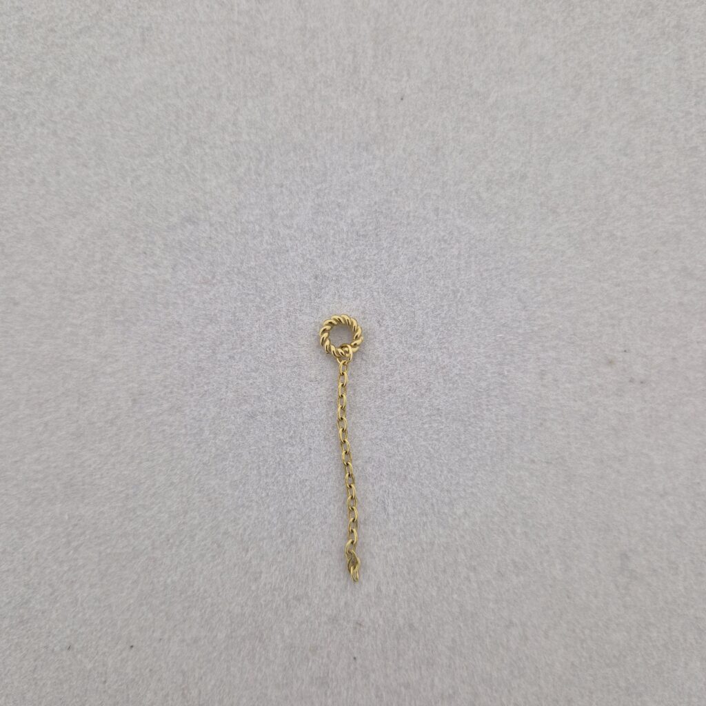 Bedel bewerkte ring met kettinkje - goud