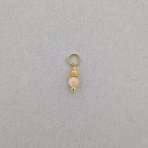 Bedel met bewerkte ring en een roze en oranje kraaltje