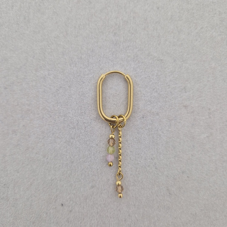 Ovale oorring met 3 mini natuursteentjes en een langere bedel goud