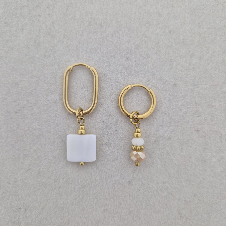 Setje oorringen met bedels - wit beige goud
