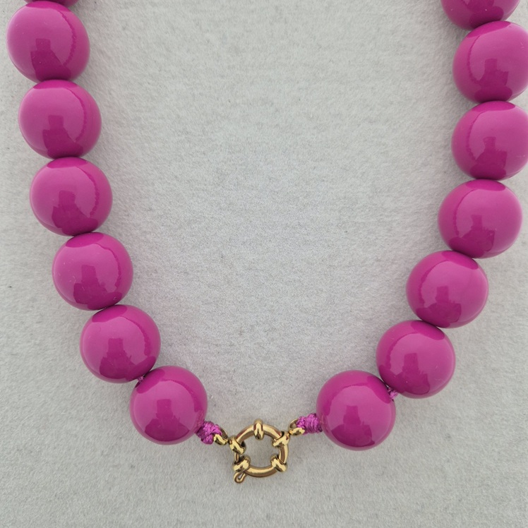 Ketting met grote kralen en boeislot | Magenta